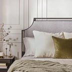 Cadre de lit Queen en métal courbé et tissu gris/beige, 1 personne