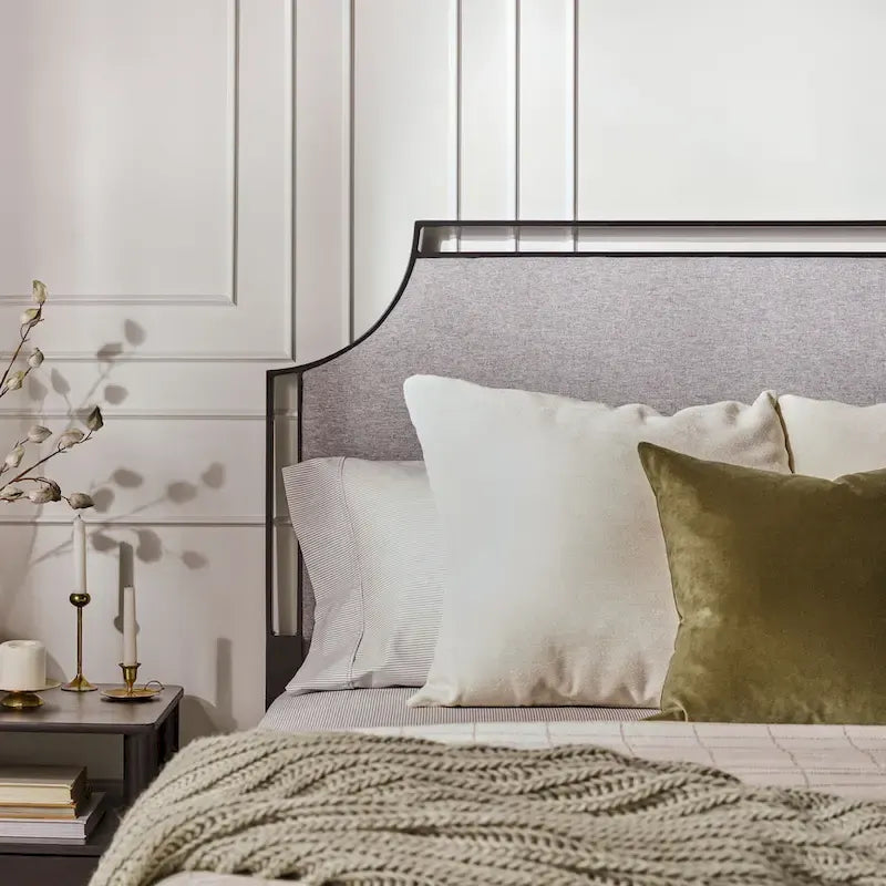 Cadre de lit Queen en métal courbé et tissu gris/beige, 1 personne