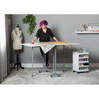 Table pliante artisanale et de coupe blanche/argentée à roulettes, 1 personne