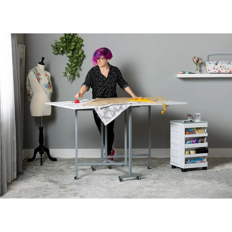 Table pliante artisanale et de coupe blanche/argentée à roulettes, 1 personne